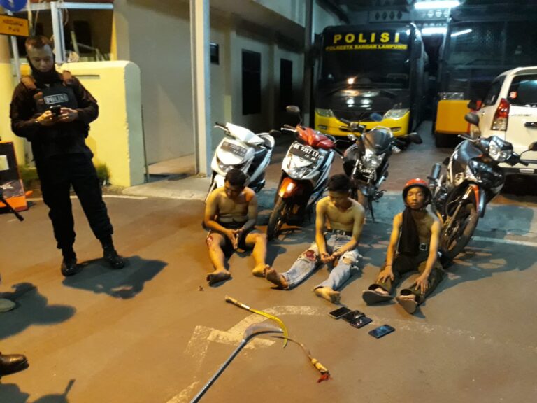 Tawuran Bawa Sajam