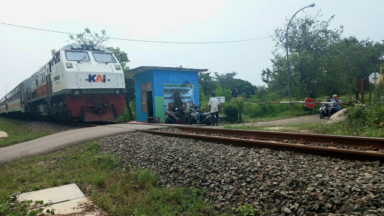 Melihat Cara Kerja Penjaga Perlintasan KA Sebidang Tanpa Palang di Puspemkot Serang