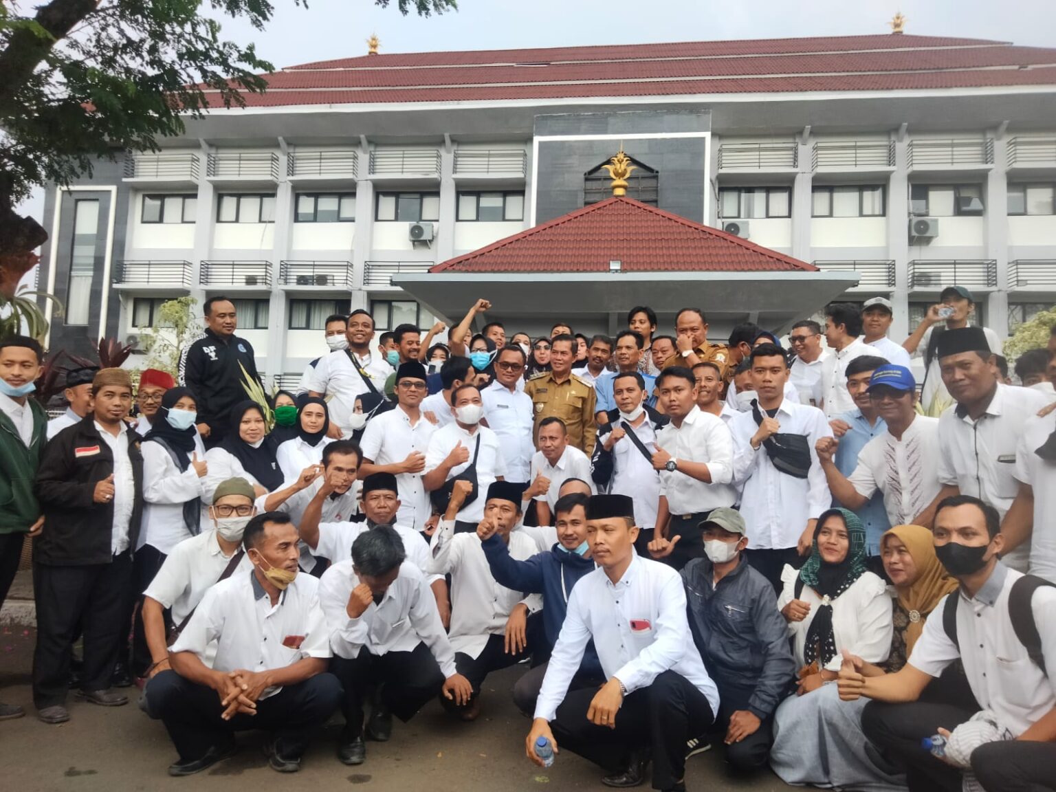 Ratusan Honorer di Serang Gruduk Kantor Walikota