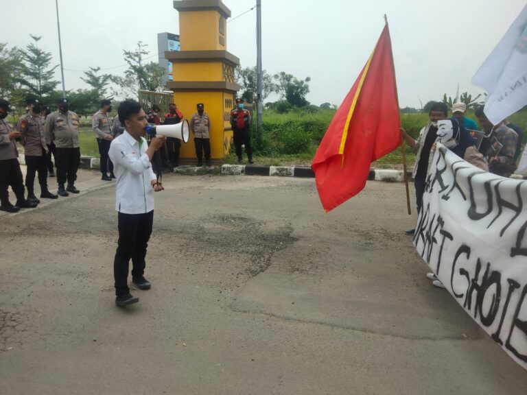 Aliansi Jeritan Rakyat Demo di Depan Kantor DPRD Serang