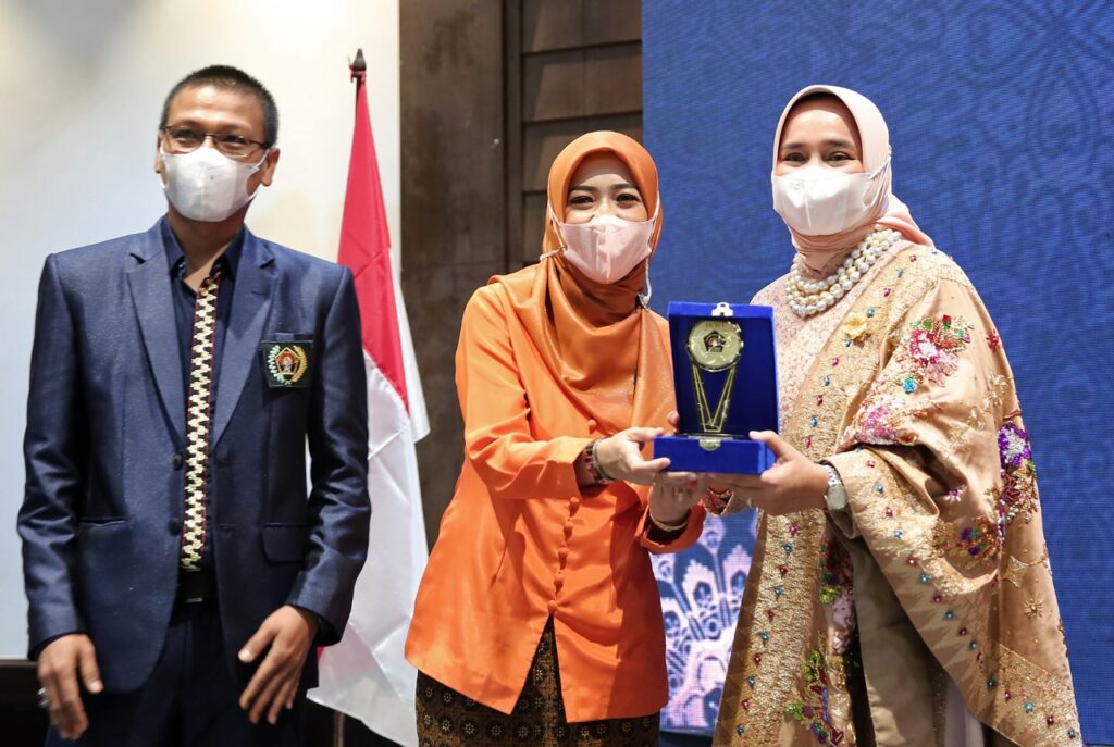 Riana Sari Arinal Terima Penghargaan Sebagai Perempuan Inspiratif Bidang Sosial dari IKWI
