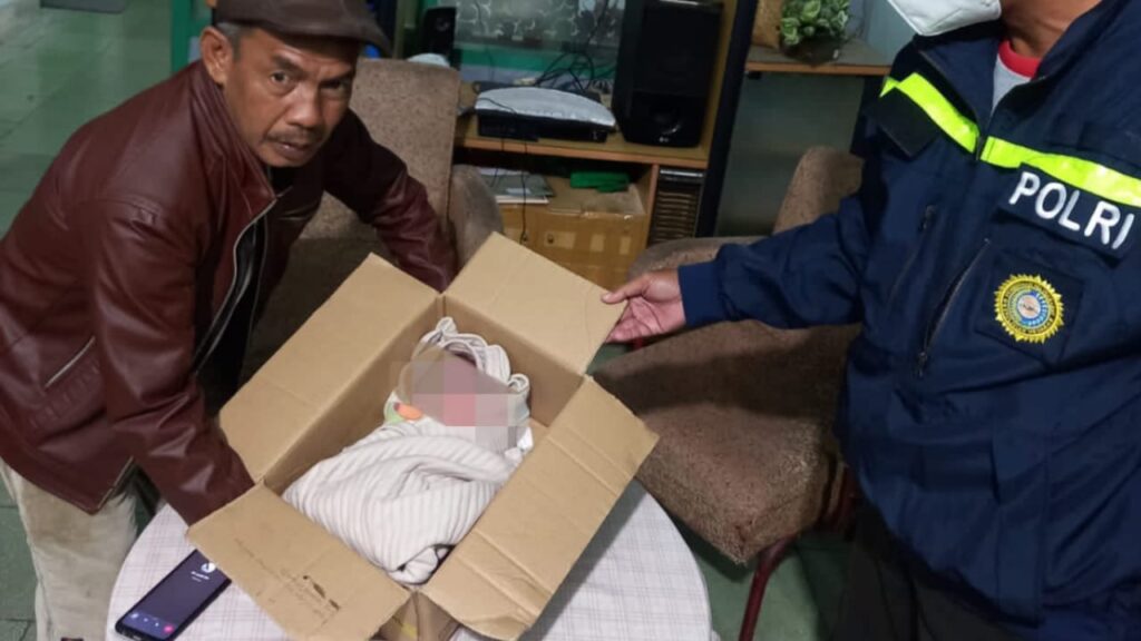Bayi Dalam Kardus Minyak Goreng Ditemukan Warga di Kelurahan Bumi Raya