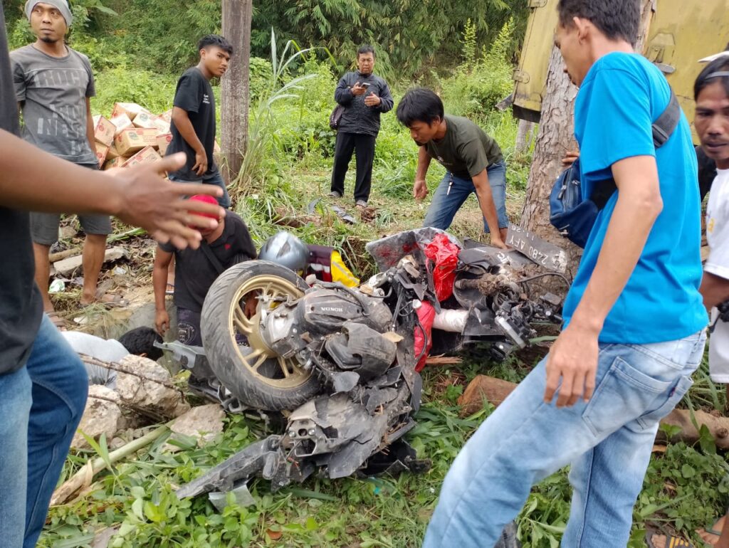 Diduga Tidak Kuat Menanjak, Truk Menabrak Motor dibelakanya