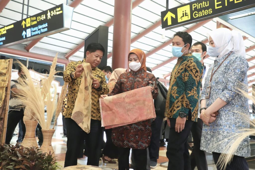 Pemkab Serang-Angkasa Pura II Kampanyekan Batik di Bandara Soetta