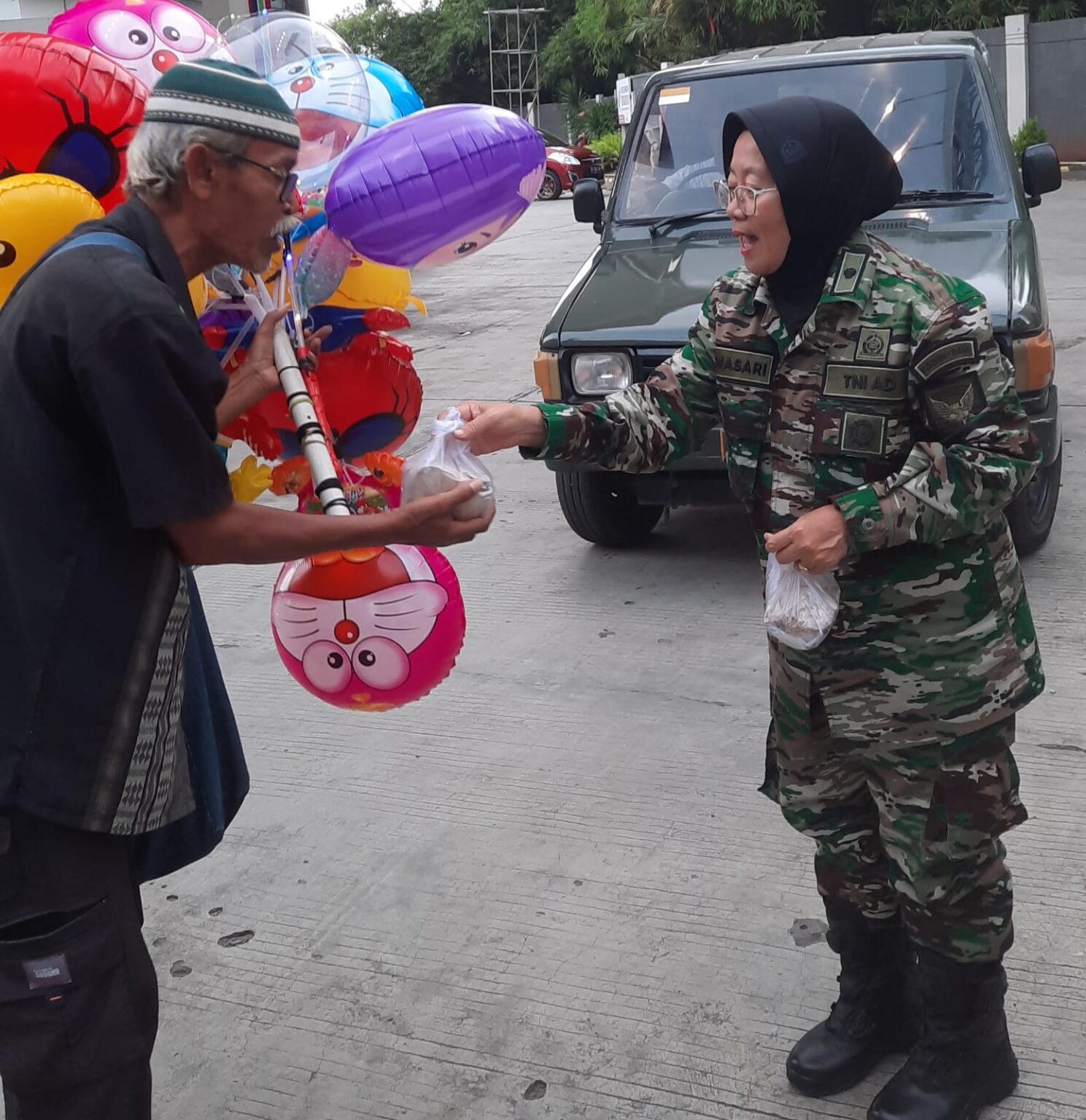 Personel Kodim 0410/KBL Bagi-Bagi Makanan Gratis Untuk Masyarakat Jelang Berbuka Puasa
