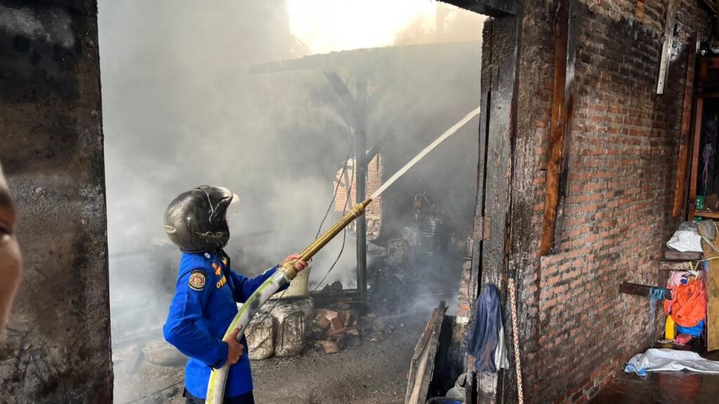 Pabrik Kerupuk Ikan Sari Terbakar, Pemilik Alami Rugi Puluhan Juta