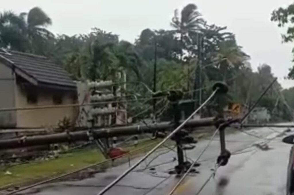 Akibat Cuaca Ekstrem Sejumlah Tiang Listrik di Jalan Raya Anyar-Cinangka Roboh Kejalan