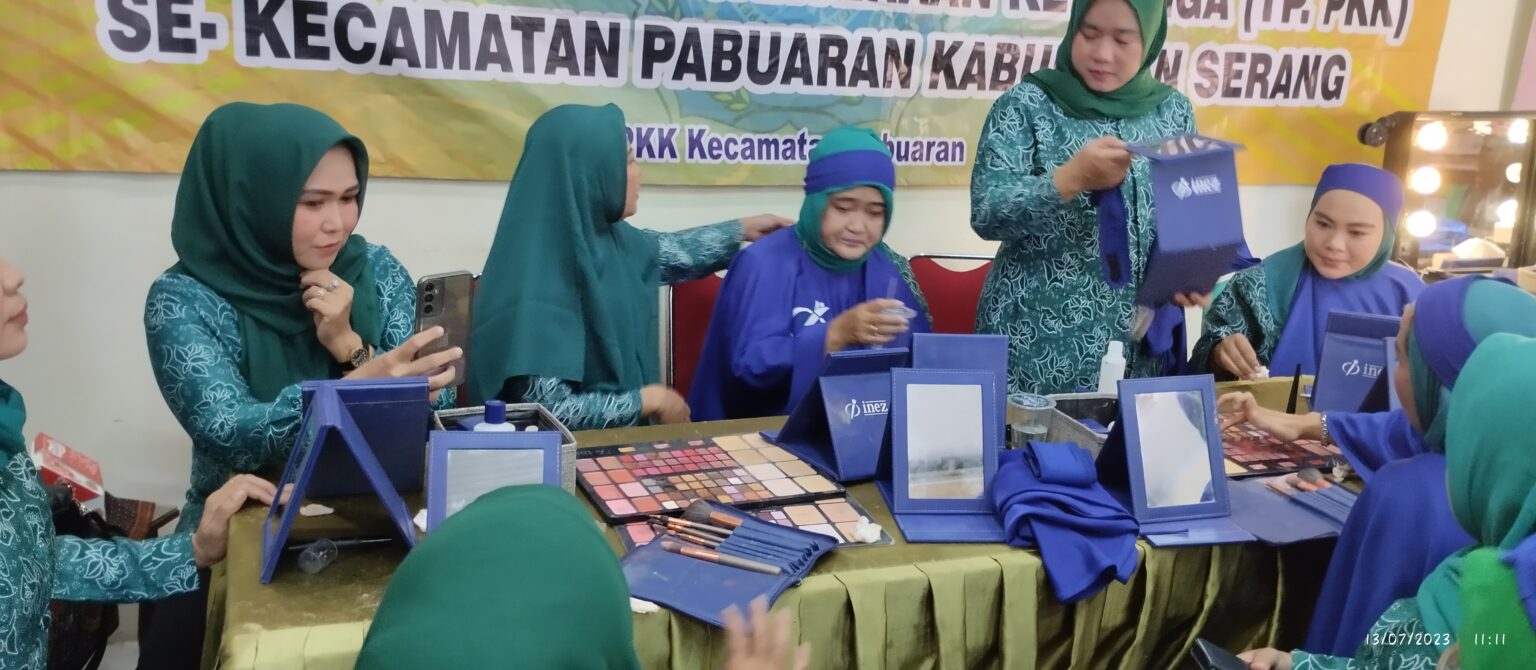 TP-PKK Se- Kec. Pabuaran Diajarkan Makeup Oleh Inez Kosmetik