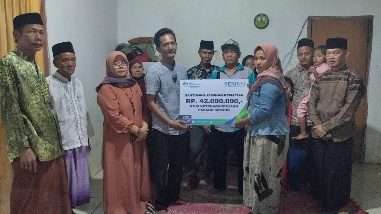 Perisai Pabuaran Serahkan Simbolis Jaminan Kematian Rp42 Juta Kepada Ahli Waris di Kp. Cikampeng