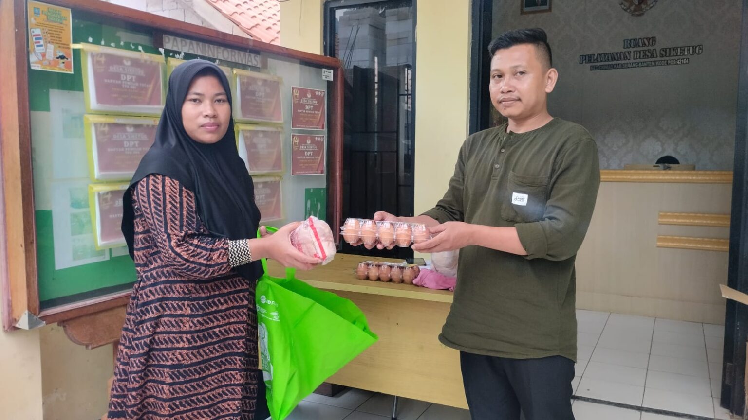 70 Keluarga Risiko Stunting (KRS) di Desa Siketug Terima Bantuan Telur dan Ayam