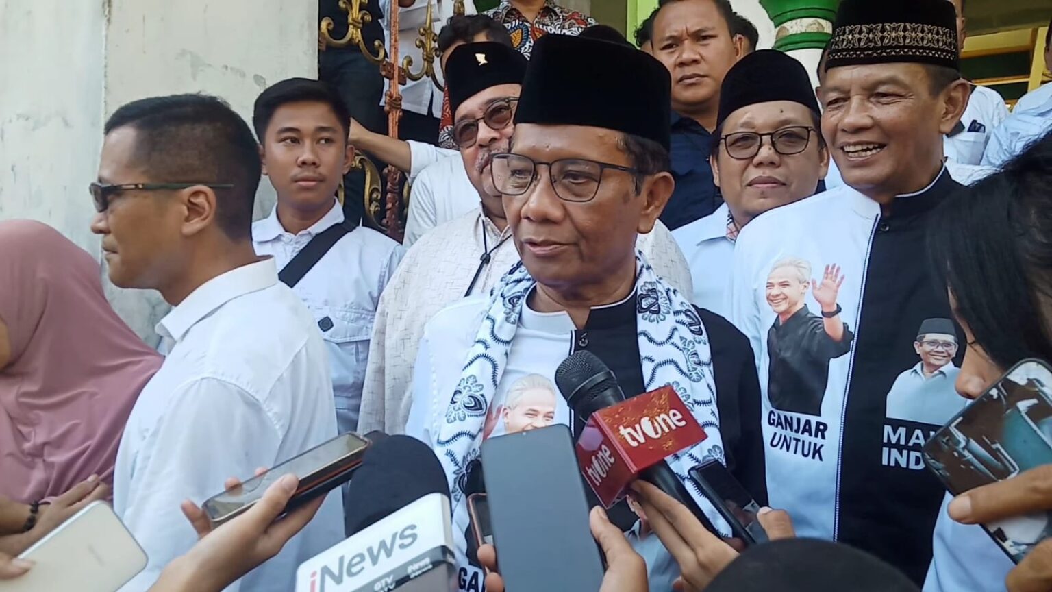 Cawapres Mahfud MD Sowan ke Abuya Muhtadi di Pandeglang Banten,