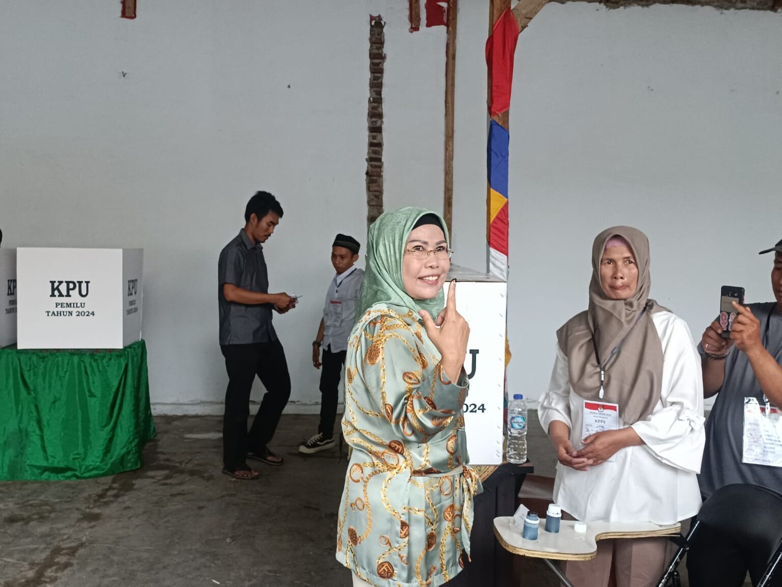 Bupati Serang Ratu Tatatu Chasanah Melakukan Pencoblosan di TPS 014 Cipocok Jaya