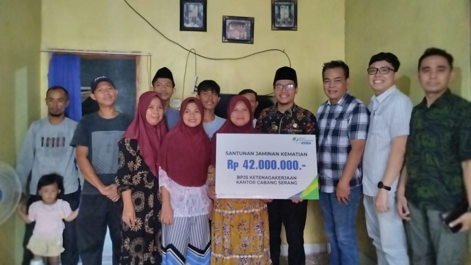 BPJS Ketenagakerjaan Serahkan Santunan Kematian Rp42 Juta Kepada Ahli Waris Pekerja di Desa Sindangheula