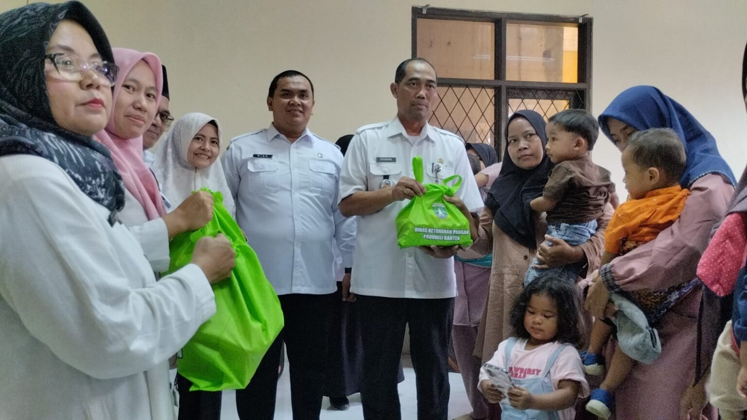 DKPP dan Balai Penyuluh KB Pabuaran Serahkan Bantuan Telur dan Susu Kepada 75 Anak Beresiko Stunting