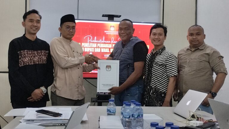 KPU Kabupaten Serang Menyerahkan BA Hasil Vermin Bapaslon Kepada LO