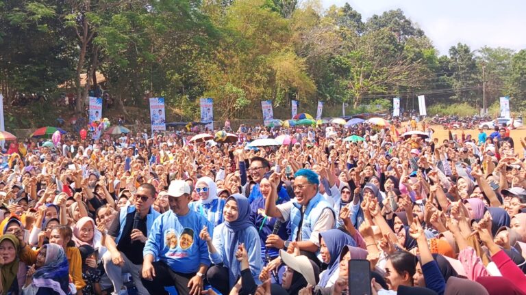 Zakiyah-Najib Ajak Eko Patrio dan Uya Kuya Sapa Ribuan Warga Kramatwatu dan Gunungsari