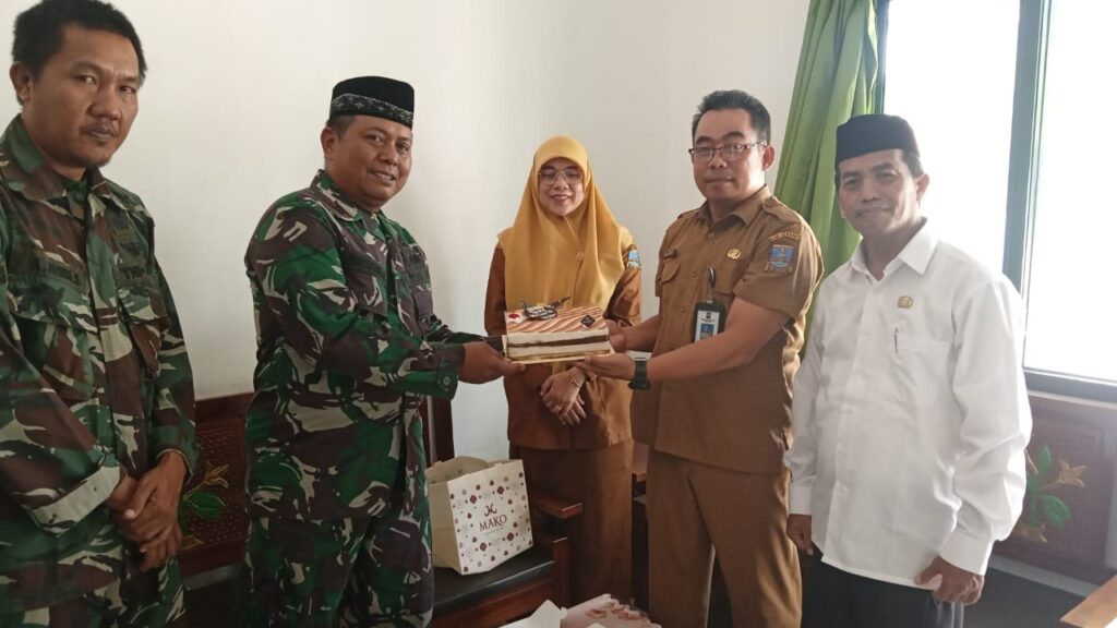 Camat, Kapuskes dan Kepala KUA Pabuaran Datangi Markas Koramil Beri Ucapan HUT TNI Ke-79