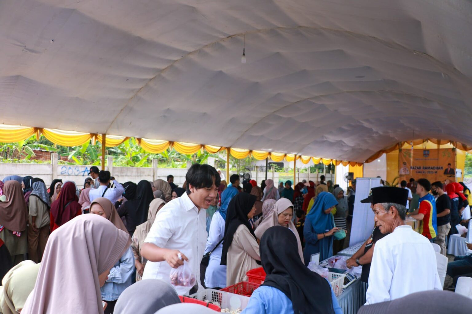 Ratusan Warga Mancak Serbu Bazar Ramadan 1446 H Diskoumperindag