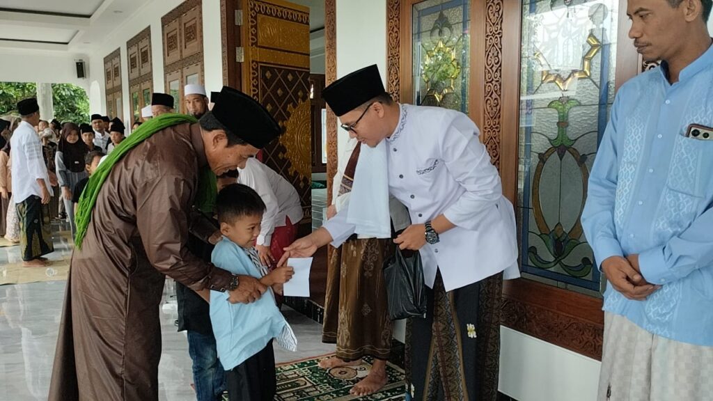 Pererat Silaturahmi dan Tebar Berkah, Kades Sindangheula Gelar Program Jum’atan Keliling