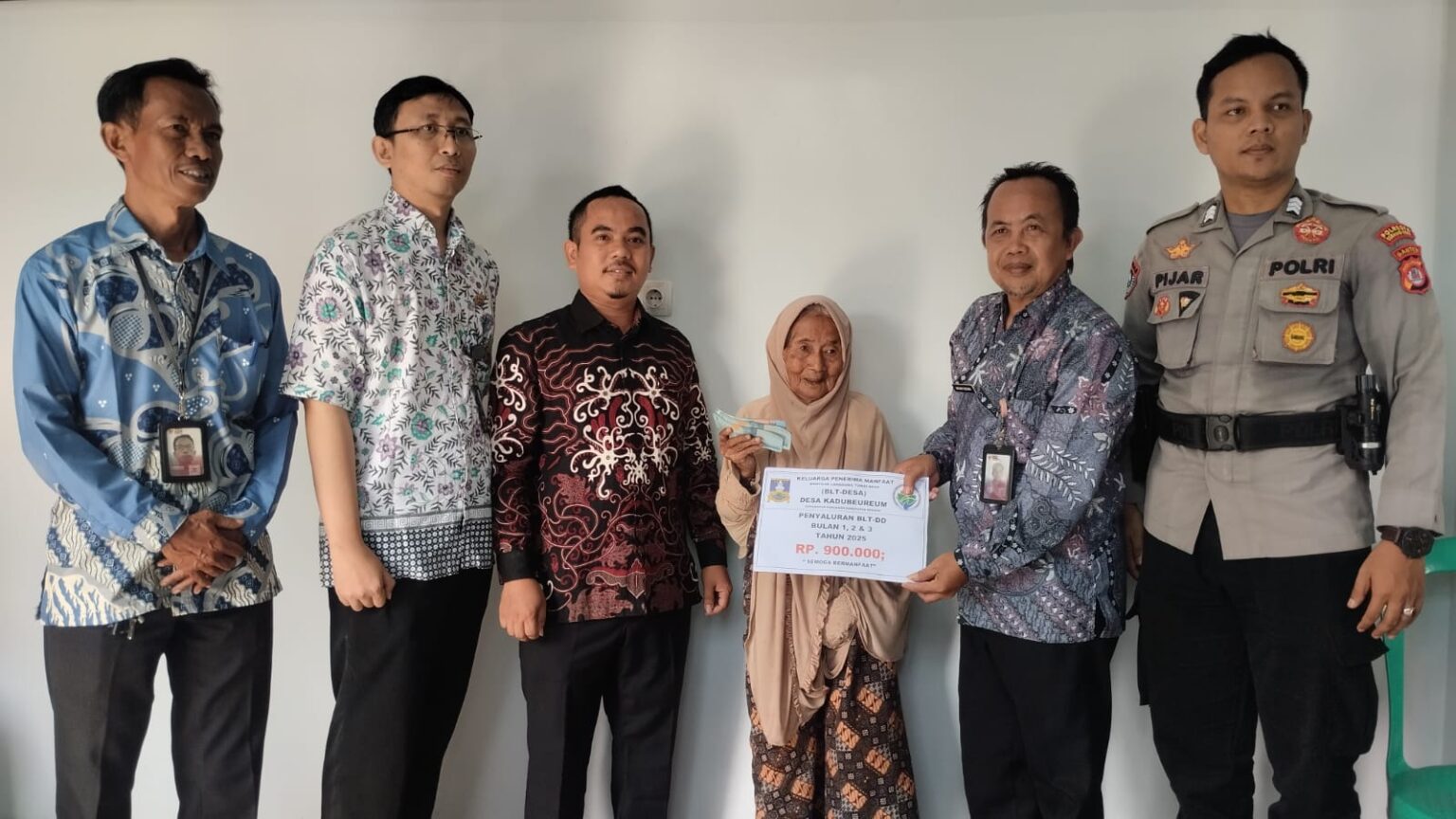 BLT Dana Desa 2025 Tahap Pertama Disalurkan, Warga Kadubeureum Terima Rp900 Ribu