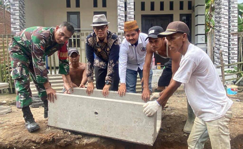 Pemdes Sindangheula Laksanakan Peletakan Batu Pertama Pembangunan Yudit Untuk SPAL di Kp. Serut