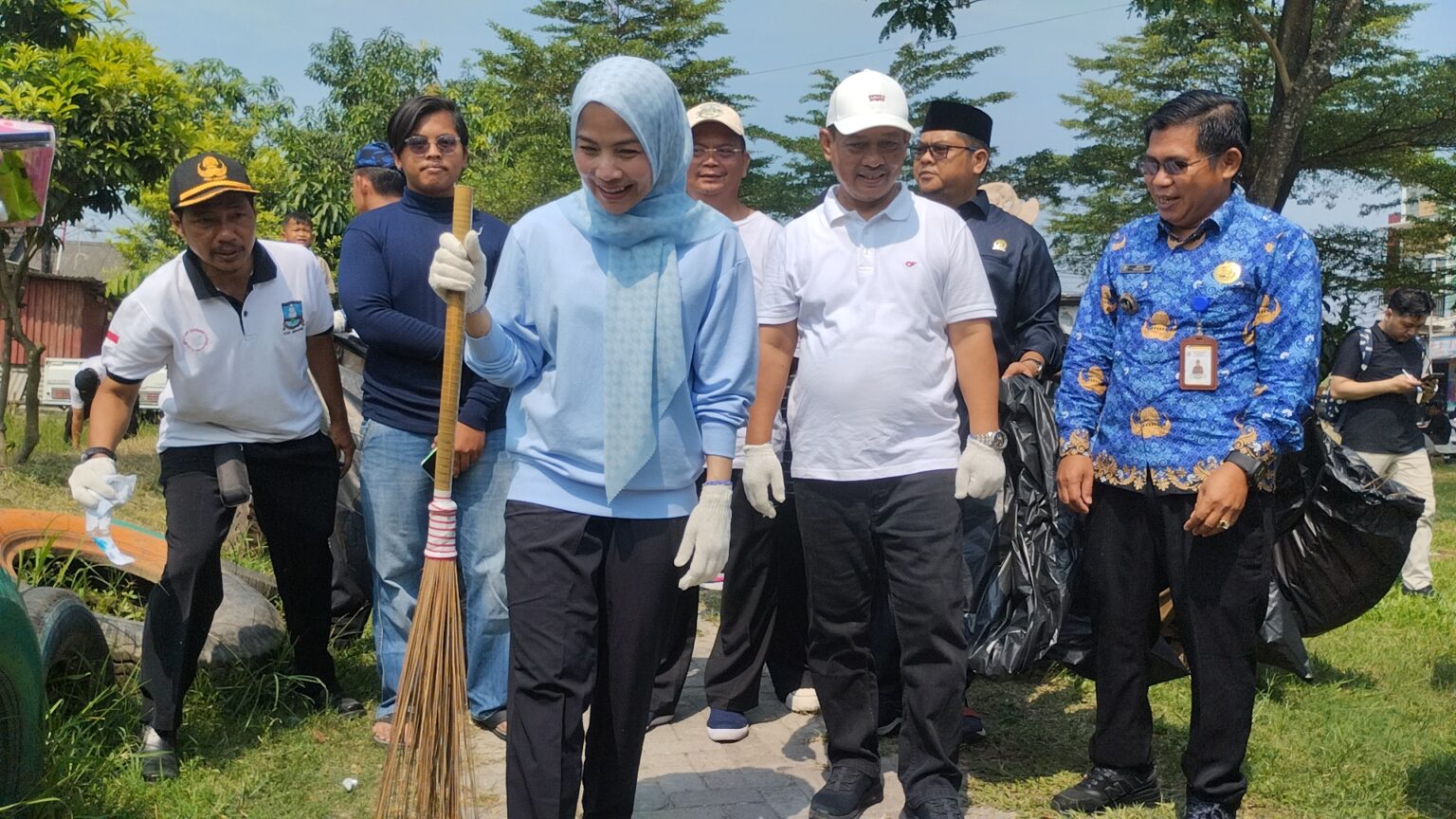 Langkah Ratu Rachmatuzakiyah Mengentasi Sampah: Dimulai Gerebeg Sampah di Cikande Permai