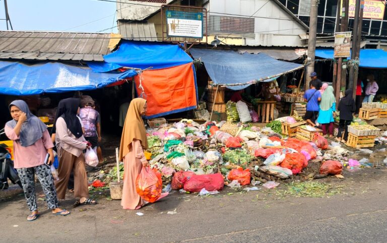 Warga Ciruas Keluhkan Tumpukan Sampah di Pasar Ciruas, Janji Bupati Diuji
