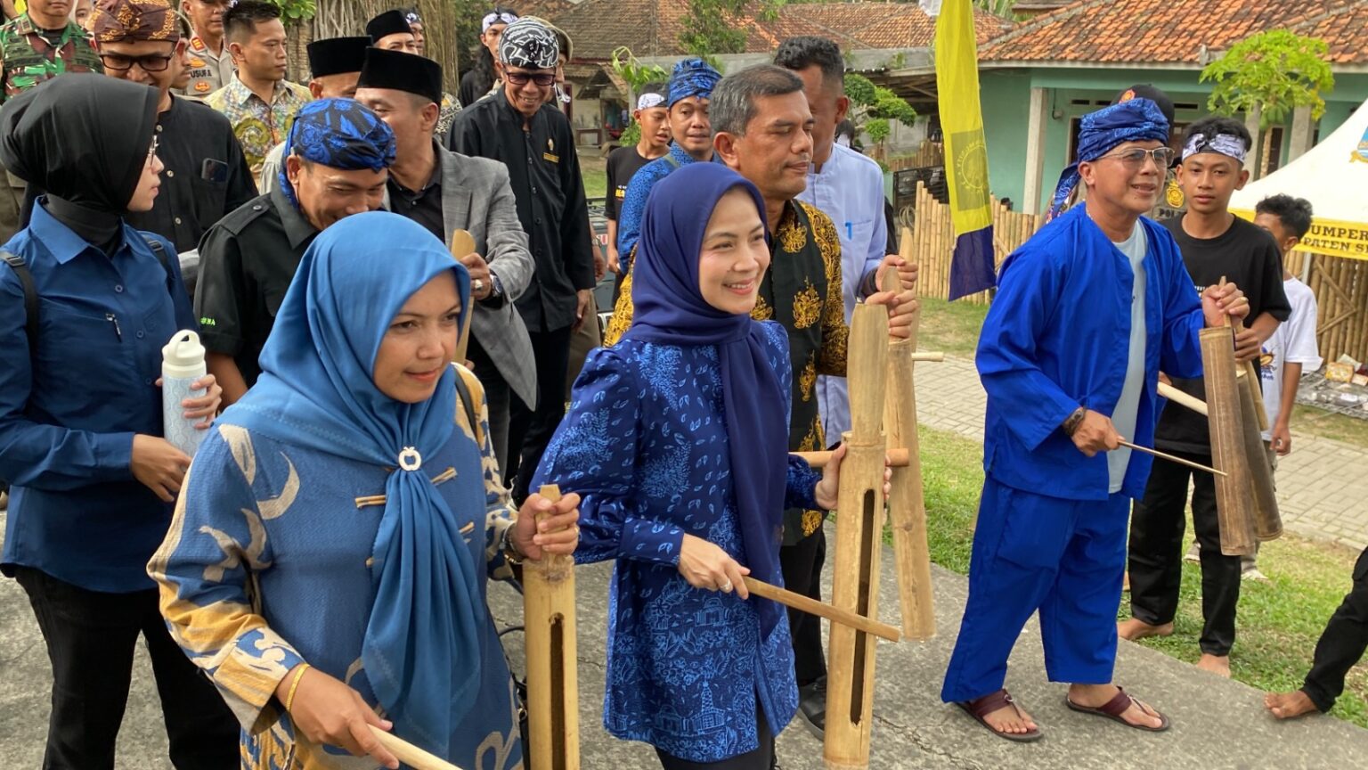 Pesona Ngaruwat Bumi Kampung Seni Yudha Asri Buat Bupati Serang Terpukau
