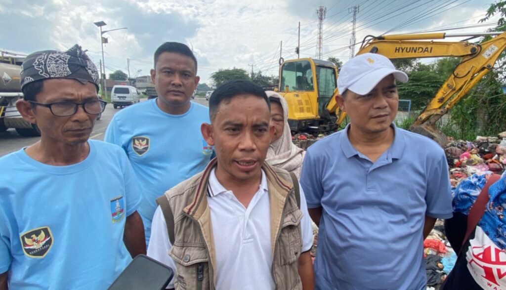 100 Kubik per Hari! Kasi Tantrib Kecamatan Cikande Pimpin Grebek Sampah dengan Alat Berat untuk Pembersihan