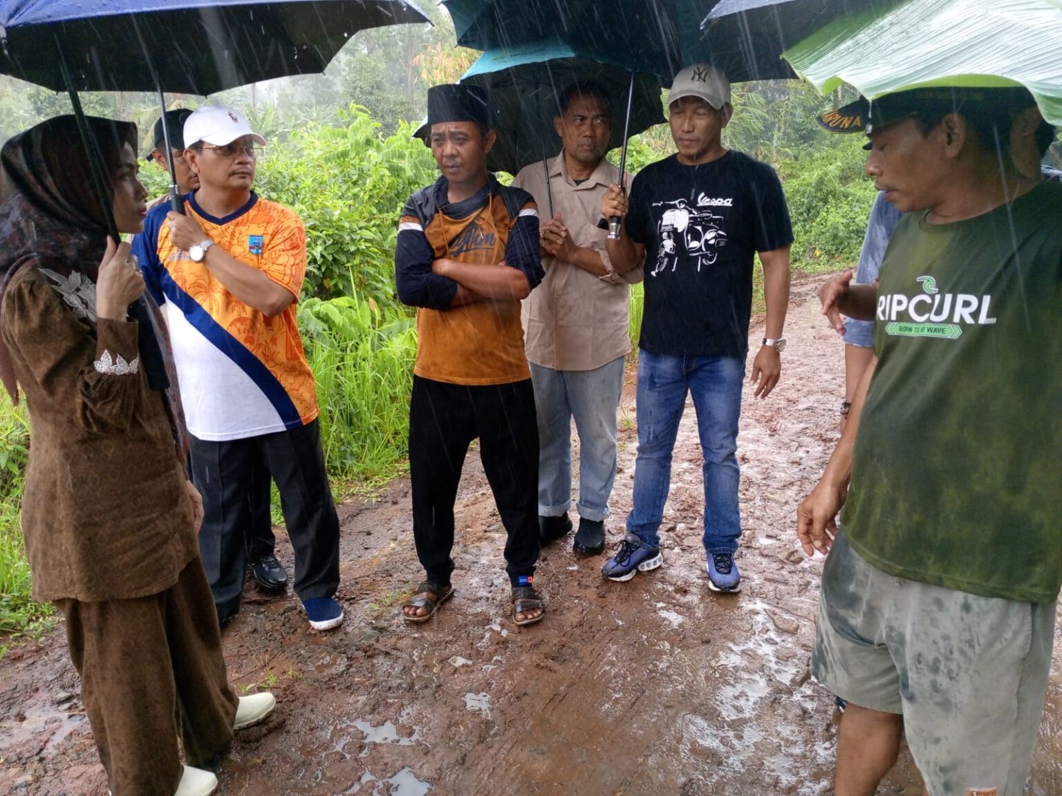 Diguyur Hujan, Bupati Serang Tetap Tinjau Jalan Rusak di Kp. Cikuya: Ini Akan Jadi Prioritas 2025!