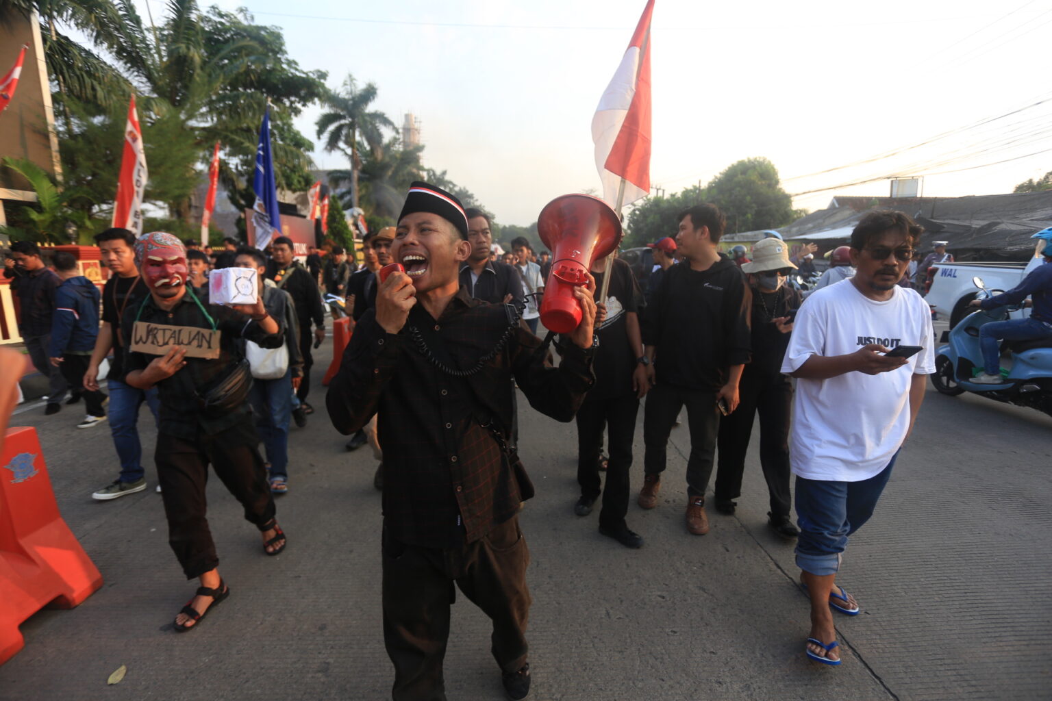 Puluhan Wartawan dan Mahasiswa Geruduk Mapolda Banten, Tuntut Kapolda Minta Maaf dan Usut Tuntas Kekerasan