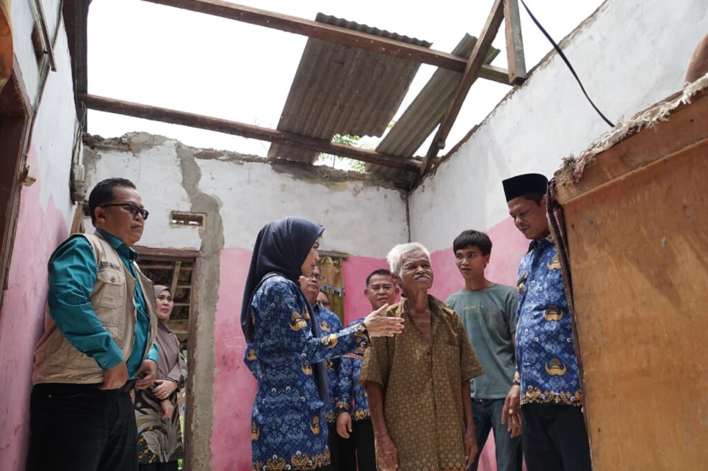 Bupati Serang Tinjau Korban Puting Beliung di Desa Bojongpandan Tunjungteja