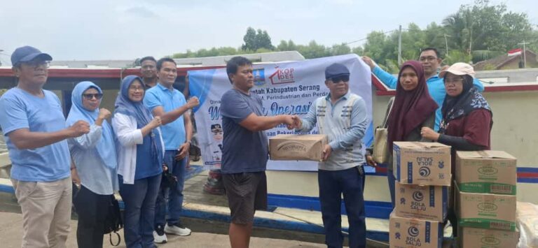 Diskoumperindag Serang Bawa Ratusan Dus Minyak & Beras ke Pulau Tunda, Dukung Ekonomi Desa
