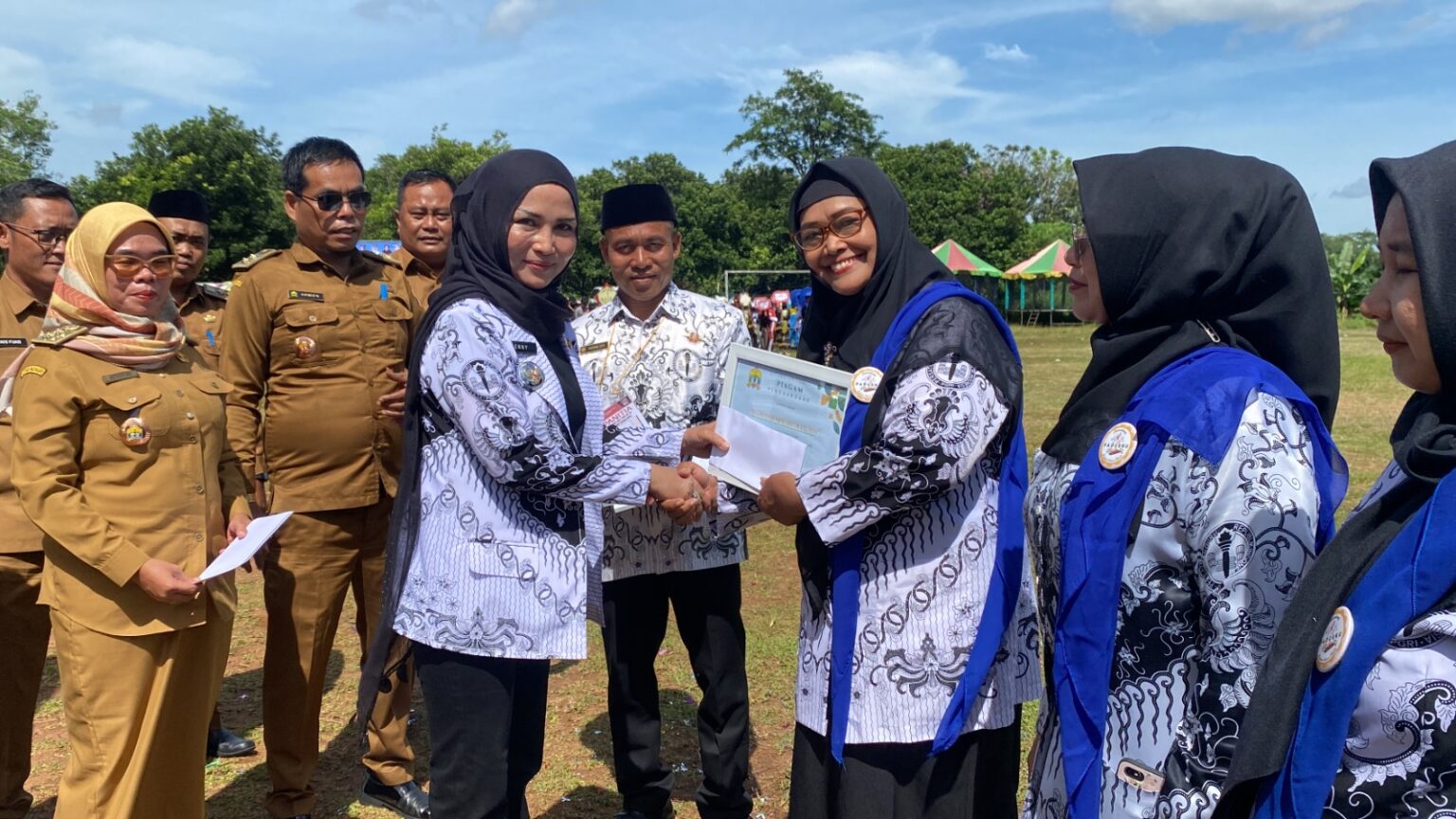 Hari Guru Nasional 2025, Kecamatan Curug Berikan Penghargaan untuk Para Pendidik Inspiratif