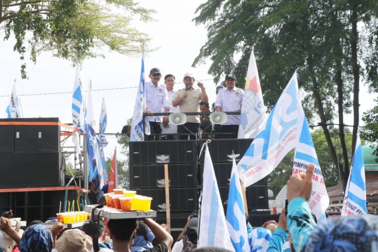 Najib Hamas Bacakan Surat Dukungan Bupati di Tengah Massa Aksi Buruh Serang
