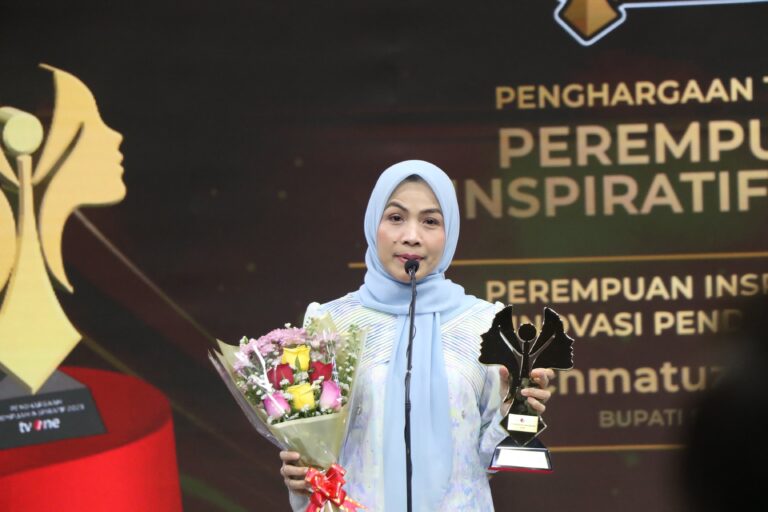 Bupati Serang Ratu Rachmatuzakiyah menerima Penghargaan Perempuan Inspiratif 2025