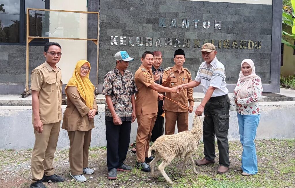 Inovasi Lurah Kaligandu: RT/RW Berprestasi dalam Pencapaian PBB Diganjar 1 Ekor Kambing