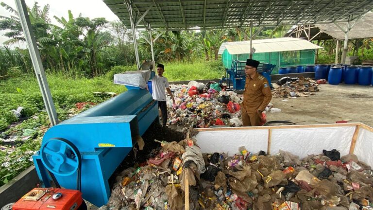 Kelola Sampah Plastik dan Organik, Desa Sindangheula Hadirkan Mesin Pengolah Sampah