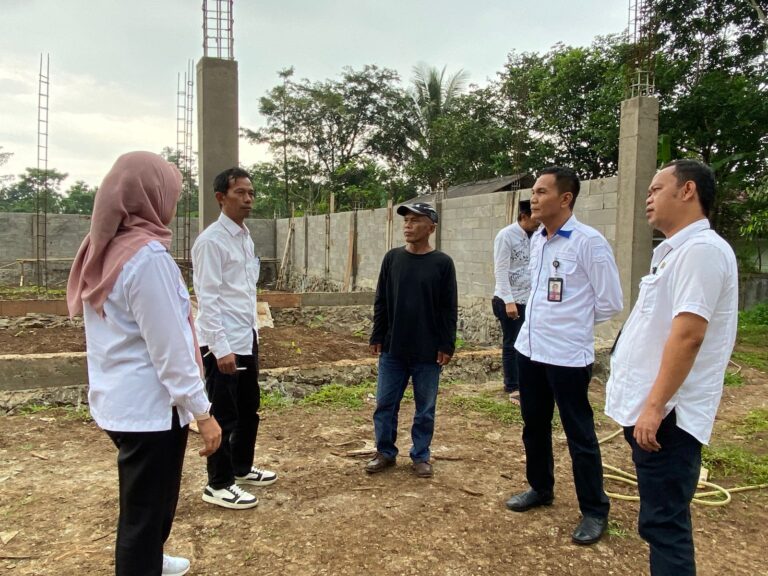 Diskoumperindag Kabupaten Serang Tinjau Progres Pembangunan Gerai KDMP Tanjungsari