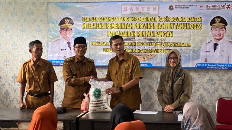 Intervensi Daerah Rentan Pangan, 725 Warga Sindangheula Dapat Bantuan Beras dan Ayam dari Pemprov Banten