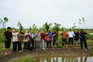 UNSERA Bergerak! CAC Gaungkan Aksi Nyata Hadapi Perubahan Iklim Lewat Penanaman Mangrove