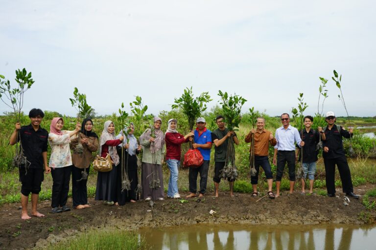 UNSERA Bergerak! CAC Gaungkan Aksi Nyata Hadapi Perubahan Iklim Lewat Penanaman Mangrove