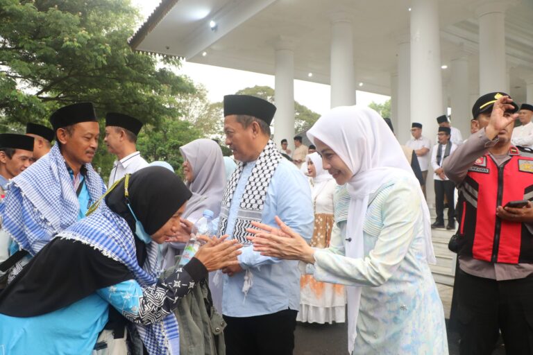 Bupati Serang Lepas 388 Jemaah Haji Kloter 14, Pesan Jaga Akhlakul Karimah di Tanah Suci