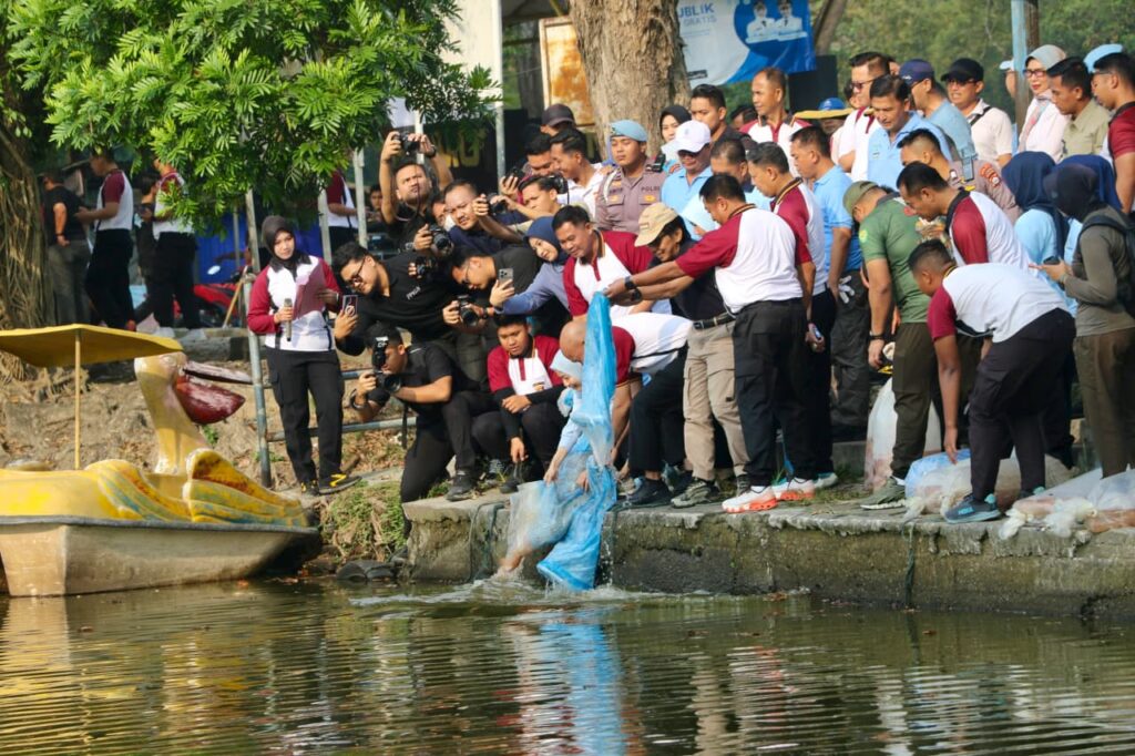 Sambut Hari Bhayangkara ke-80, Bupati Serang dan Kapolda Banten Pimpin Aksi Bersih Sampah di Danau Tasikardi