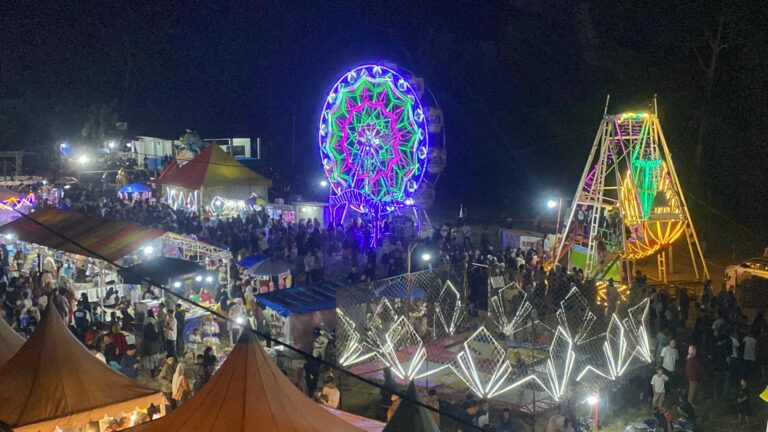 Ribuan Warga Ciomas Padati Pasar Malam Bazar UMKM dan Wahana Bermain APKLI Banten di Festival Ciomas Ngabring