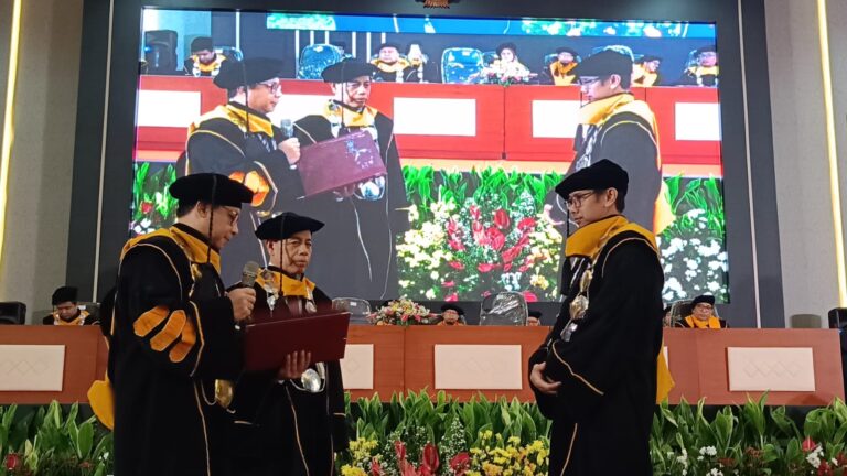 Unsera Kukuhkan Guru Besar Pertama, Prof. Dr. Delly Maulana di Momen Wisuda Angkatan XVIII Gelombang II