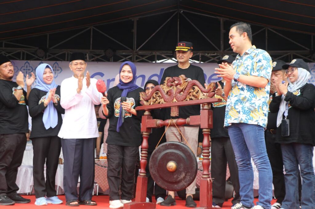 Buka Festival Ciomas Ngabring, Bupati Zakiyah Ajak Kecamatan Lain Kembangkan Potensi Budaya