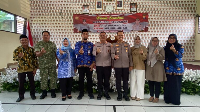 Pisah Sambut Kapolsek Pabuaran, IPTU Suwarno Serahkan Tongkat Komando kepada AKP Doelhak