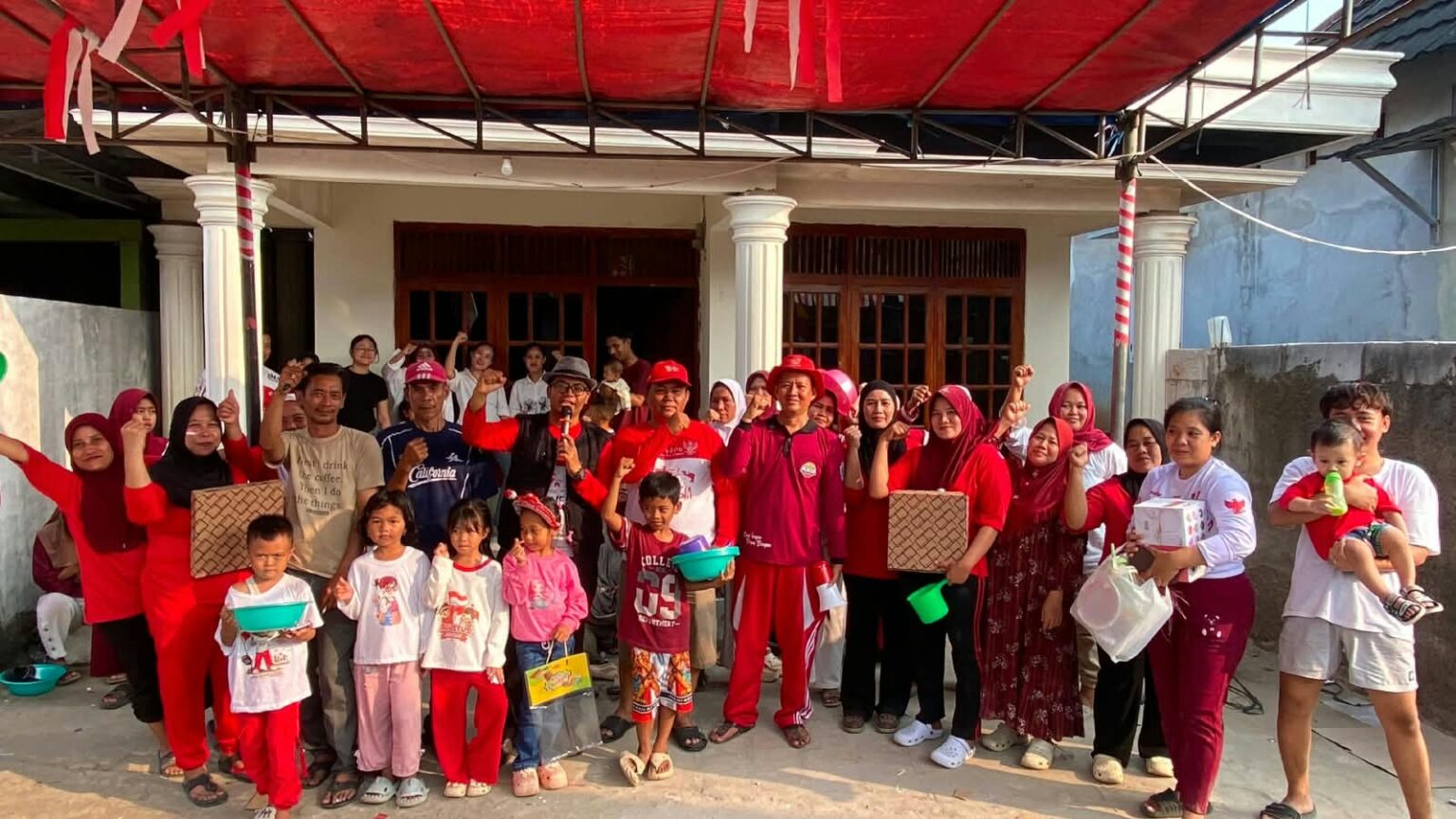 Kades Sindangheula Sambangi Warga, Bagikan Doorprize di Tengah Semarak HUT RI ke-81