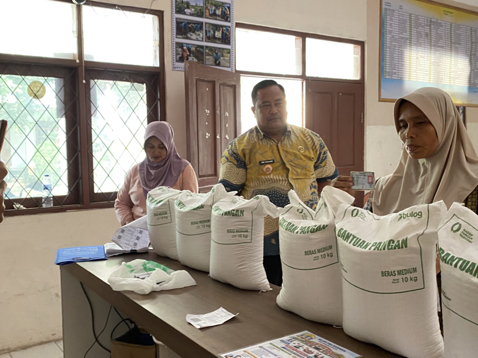 Hari Ketiga Penyaluran Bantuan Beras Bulog, 719 KPM di Kelurahan Cipete Hampir Seluruhnya Tersalurkan